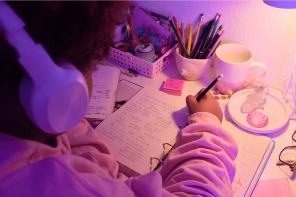 Có nên nghe nhạc khi học bài? Lựa chọn nhạc như thế nào để tập trung và nhớ lâu hơn? Có nên nghe nhạc khi học bài? Lựa chọn nhạc như thế nào để tập trung và nhớ lâu hơn?