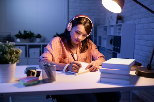 Có nên nghe nhạc khi học bài? Lựa chọn nhạc như thế nào để tập trung và nhớ lâu hơn? Có nên nghe nhạc khi học bài? Lựa chọn nhạc như thế nào để tập trung và nhớ lâu hơn?